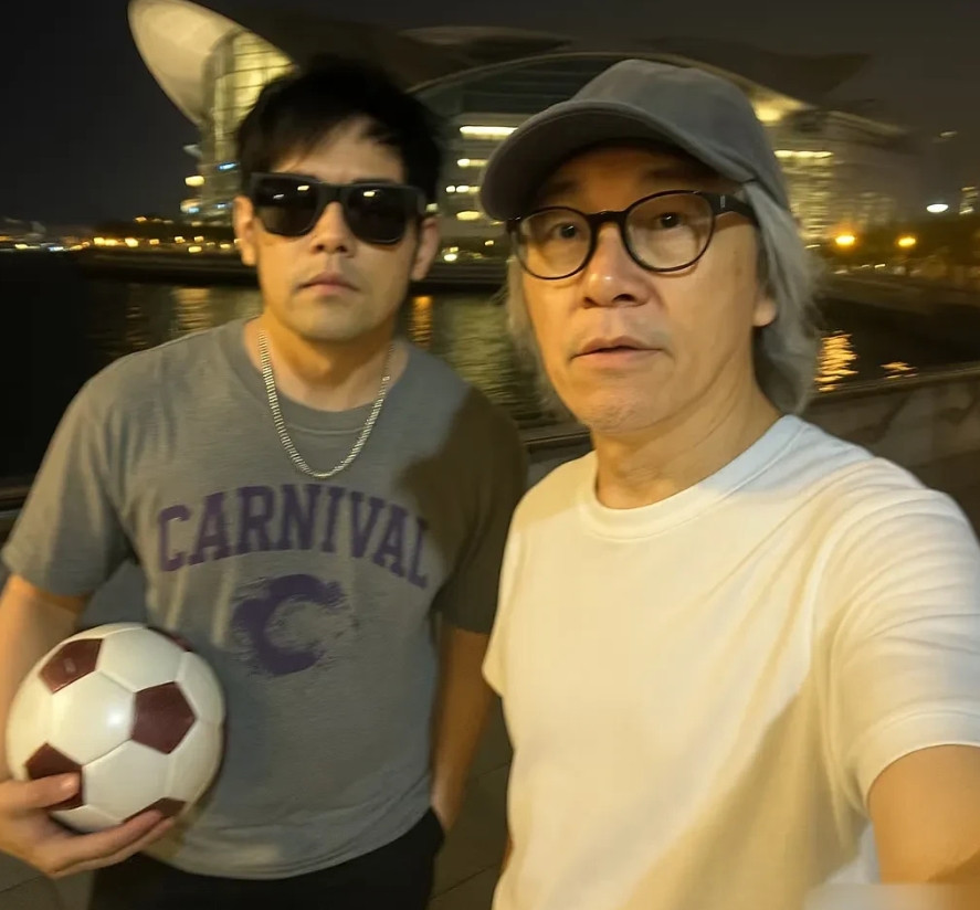 63岁周星驰和周杰伦在香港被拍到聚餐，星爷模样变化大到不敢认！曾经意气风发的喜剧