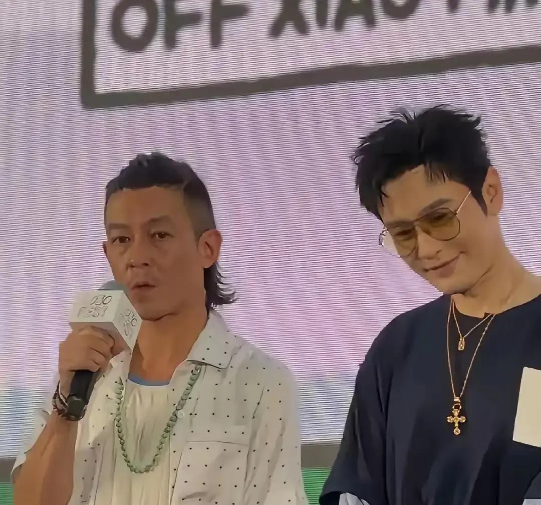49岁的黄晓明，刚在青岛提完第三辆同款豪车，转身就出现在上海要求验资千万才能进的售楼部。全程没提新戏