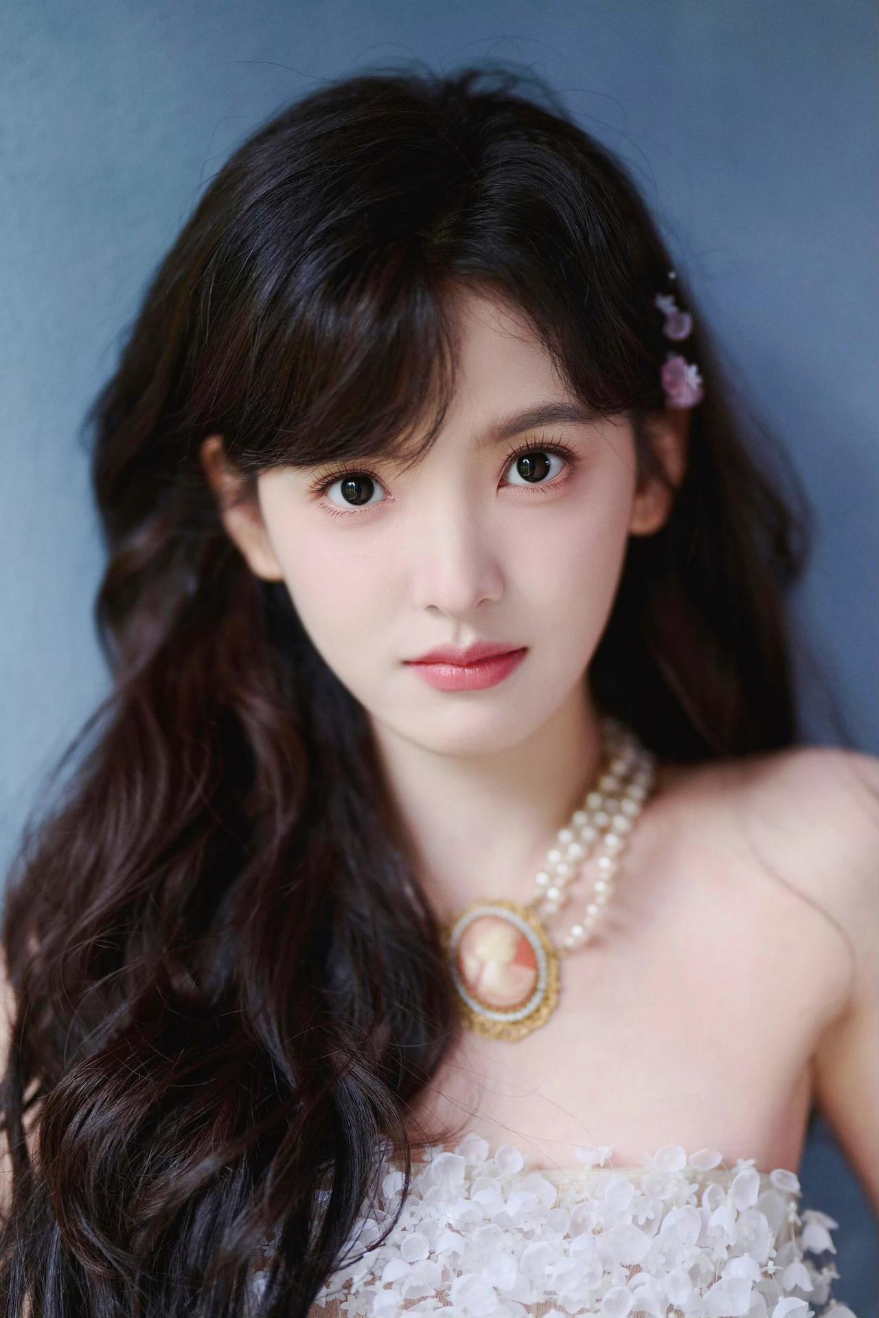 《白裙与风的絮语》原创诗词原创看图片配诗我把自己缝进一捧白色的软，裙