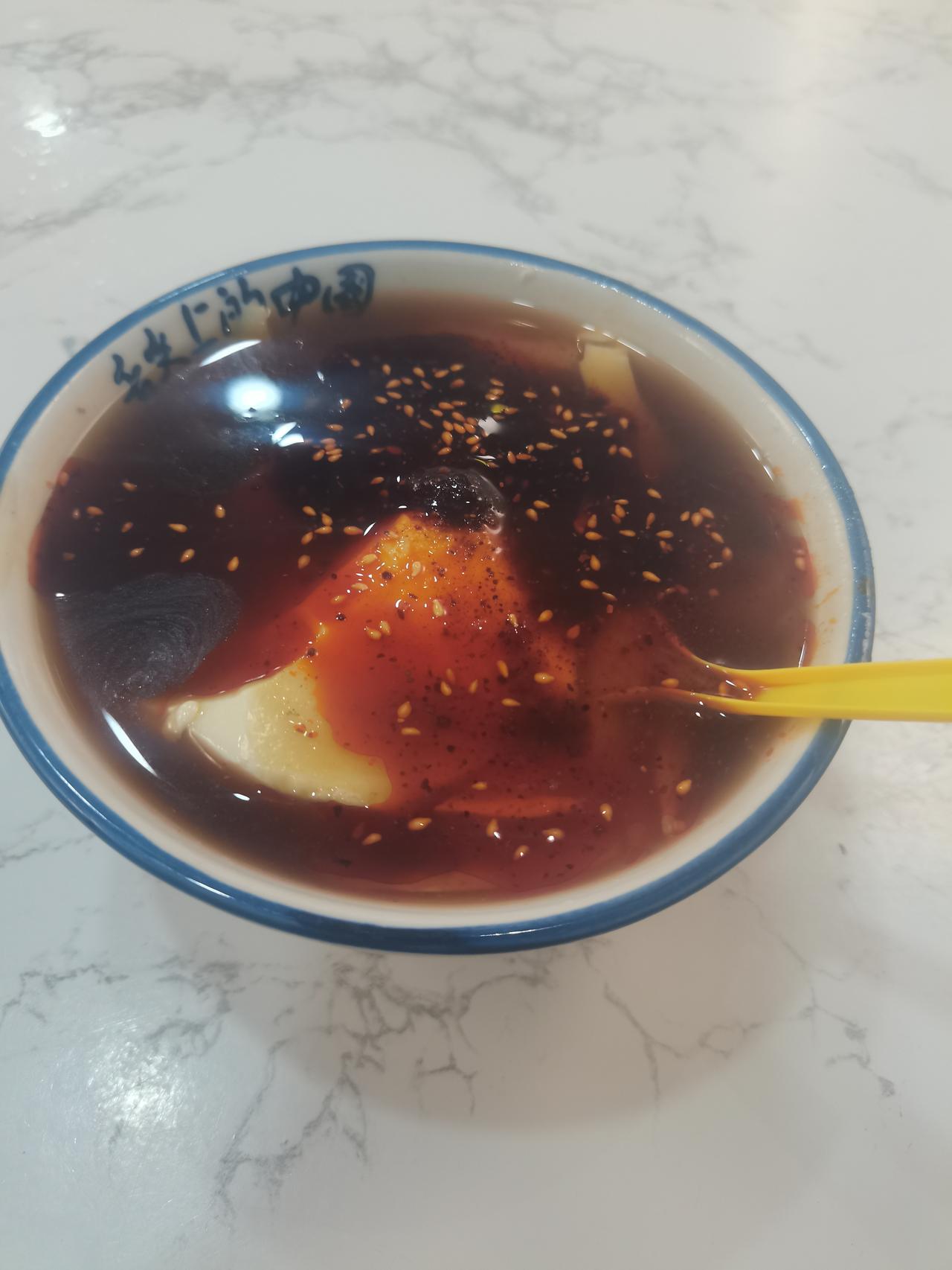 河南豆腐脑太难吃，还是陕西乾县豆腐脑有味道。“河南胡辣汤”店在西安也有很多，除