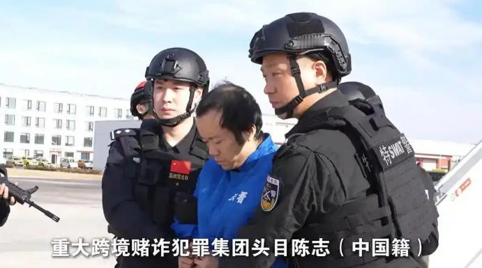 这家伙终于被押了回来，看来柬埔寨也是放弃他了，毕竟他的资产已经被多国查封的差不多