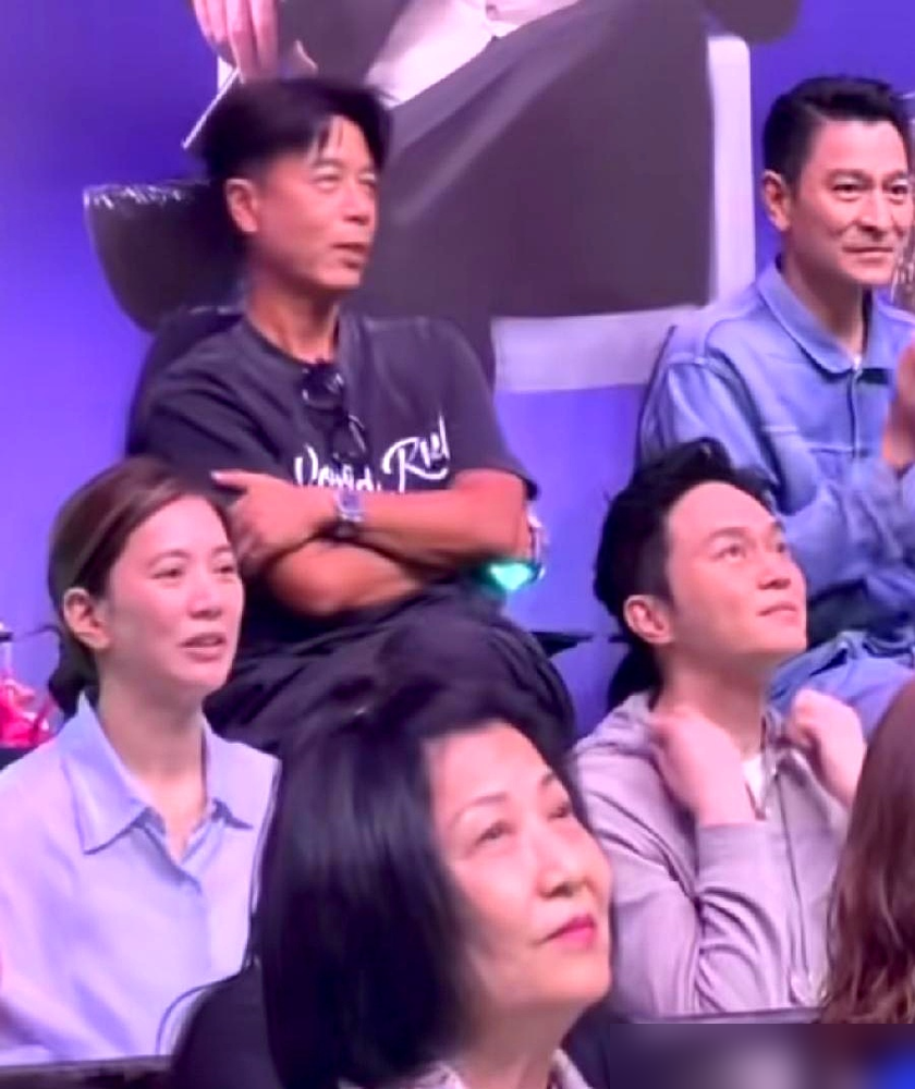 谭咏麟红馆尾场，摄像机一扫，镜头直接锁死嘉宾席两位嫂子。卢淑仪坐得笔直，妆容精致得像刚拍完杂志，李克