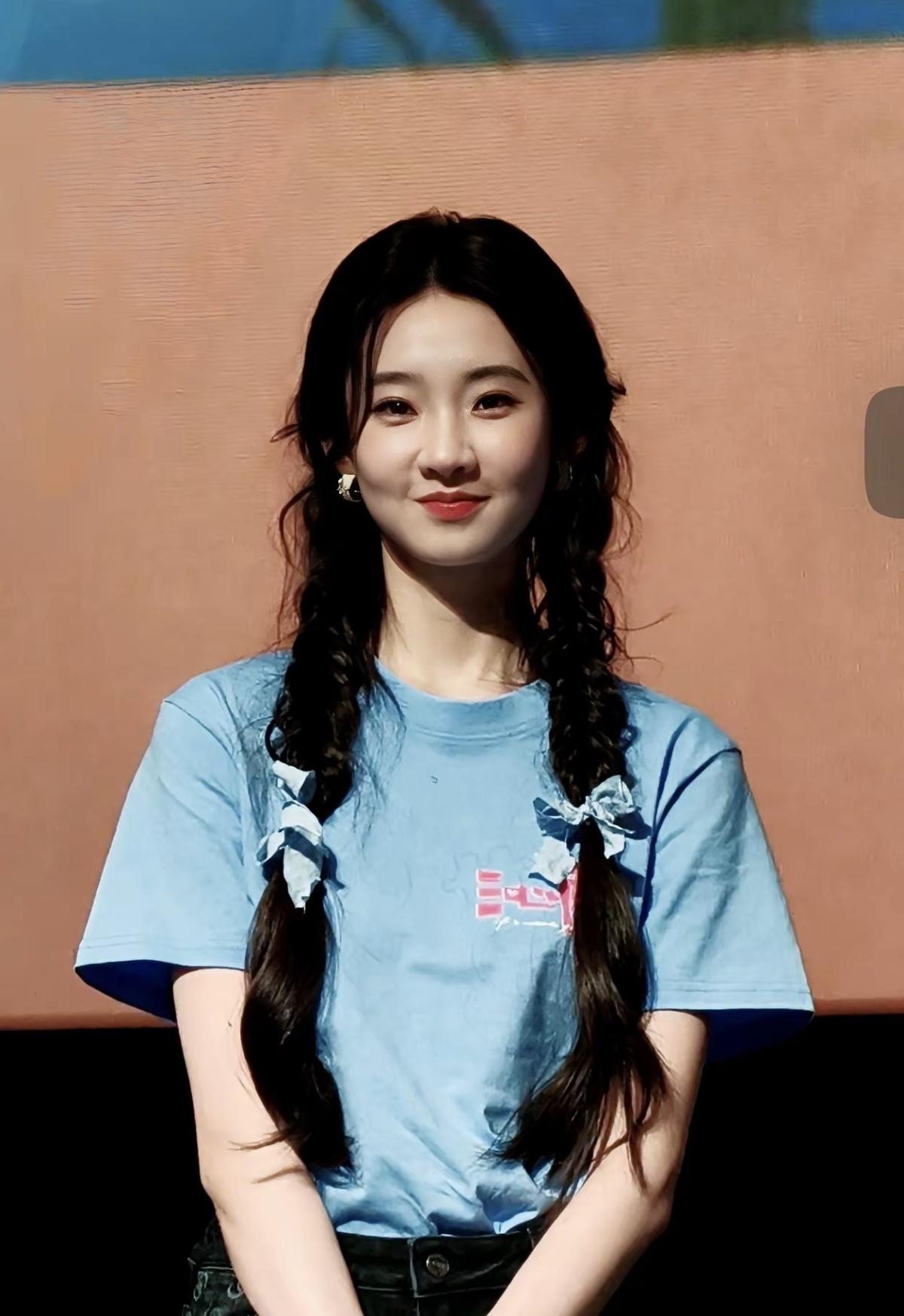 双向奔赴的瞬间，张艺凡的笑容就是最好的回应[比心]镜头里的张艺凡永远明媚，路演的