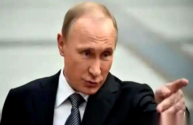 普京就扔了四个字，“毁灭性报复”。然后，全世界最能吵吵的国家，美国，突然就哑巴