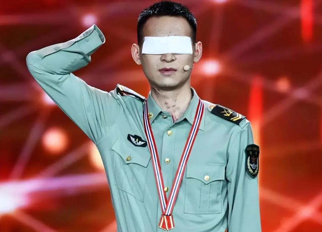 网上有人给杜富国算了笔账：月津贴3万2，国家分了180平的房子，水电燃