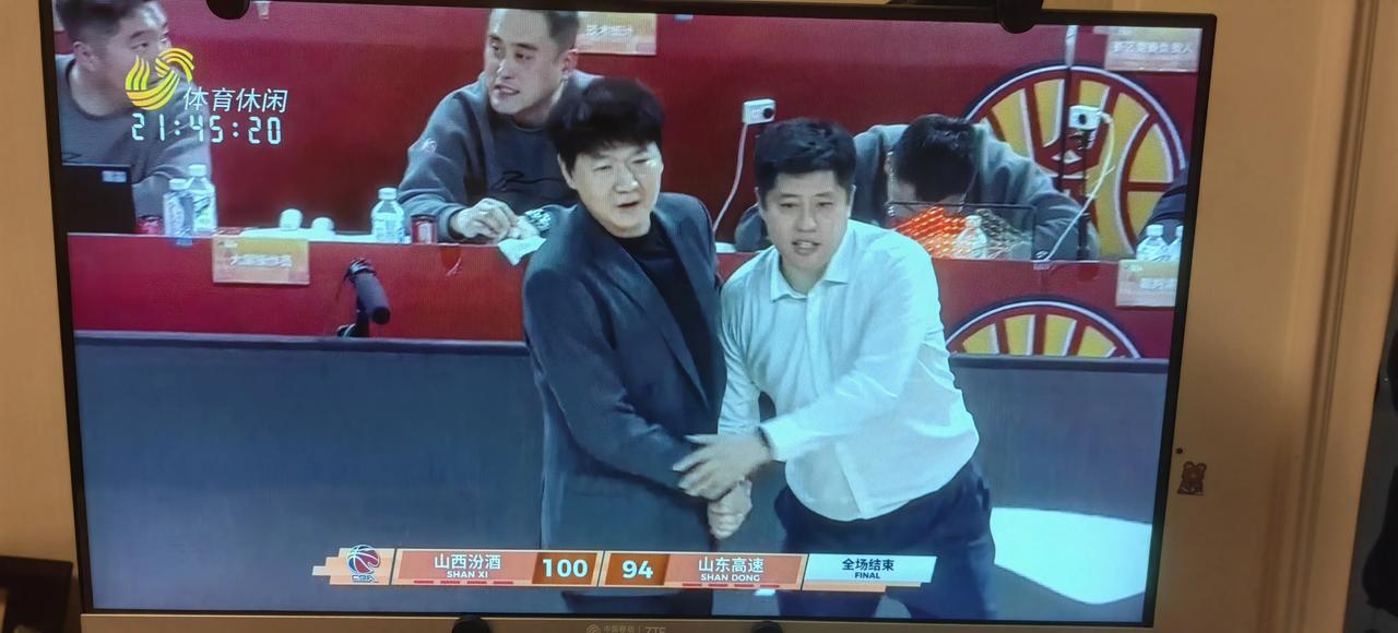 高速最后三分钟需要追分的时候，场上放了于德豪、谢智杰、陶汉林和威尔逊，只有陈林坚