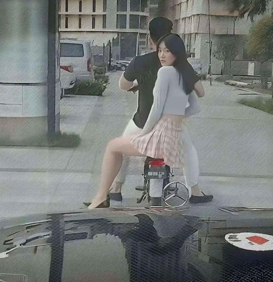 她一直盯着我看是什么意思？
