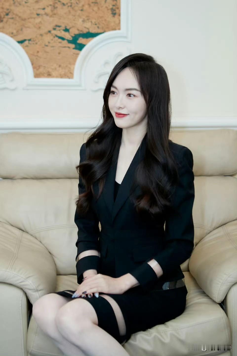 唐嫣的皮肤真的好白啊，在加上精致的容颜，简直美的冒泡了！