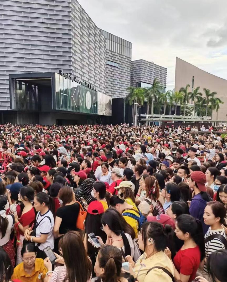 昨天香港人都吓死了，没想到内地来了个帅哥明星能吸引这么多人，肖战。全是追星女孩，