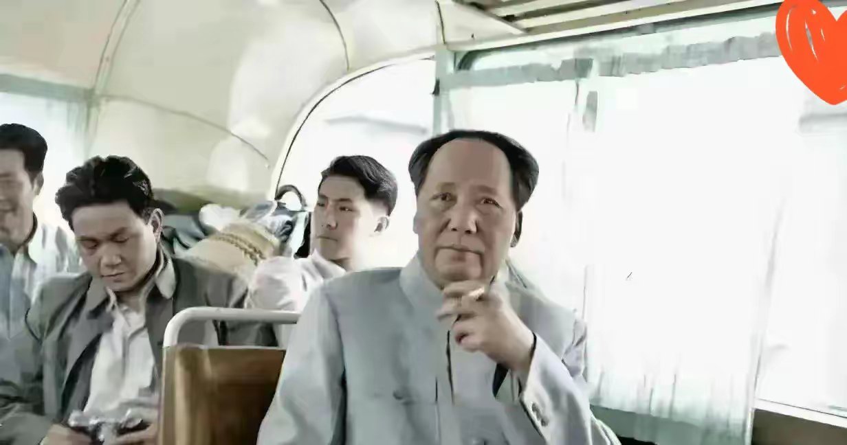 少见吧？这张真不是演戏，也不是剧照，是当年毛主席悄悄上了北京公交车、跟老百姓挤在