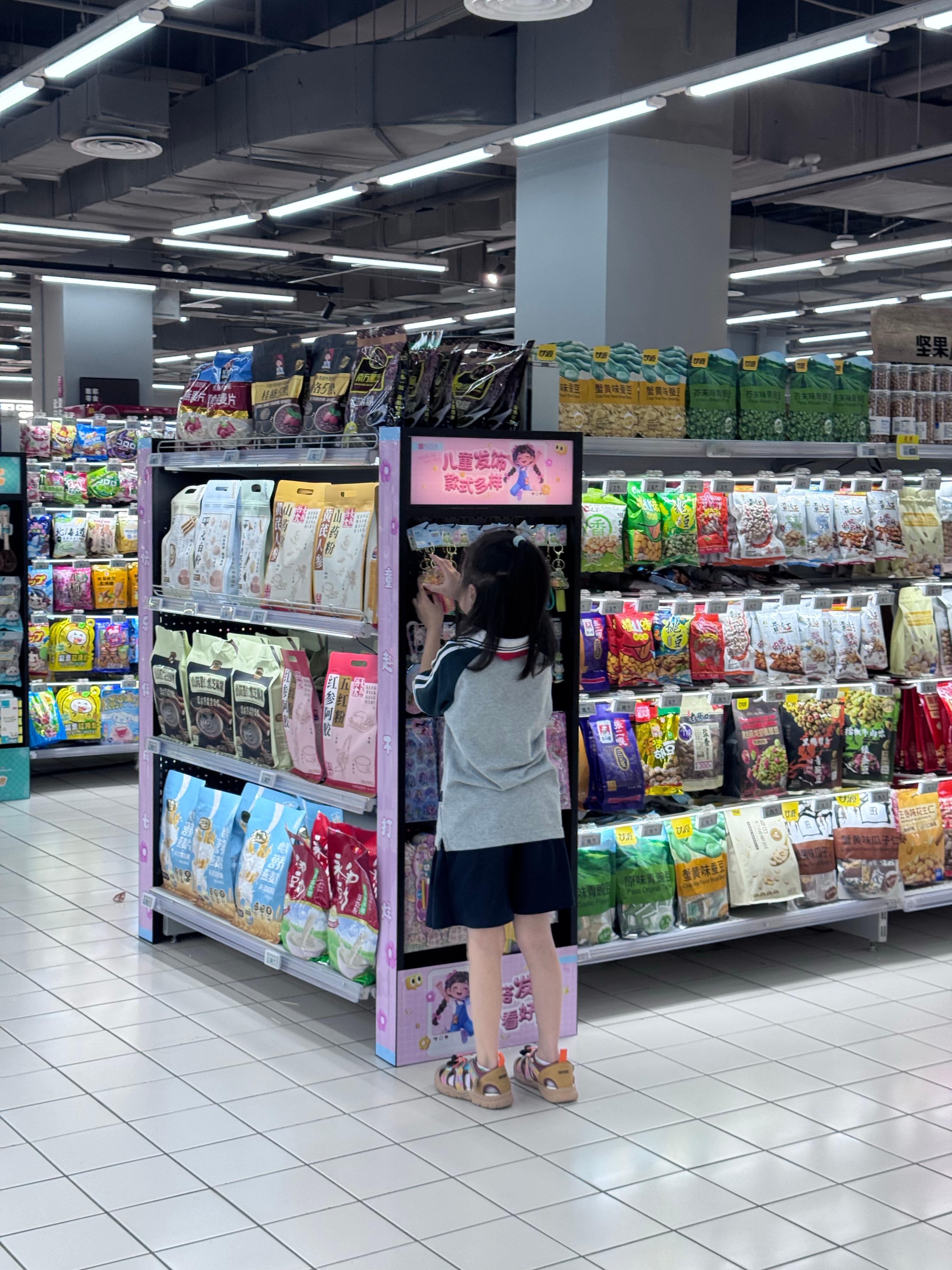 👧🏻：妈妈，那个是什么啊？👩🏻：钥匙链儿👧🏻：我想要👩🏻：你有很