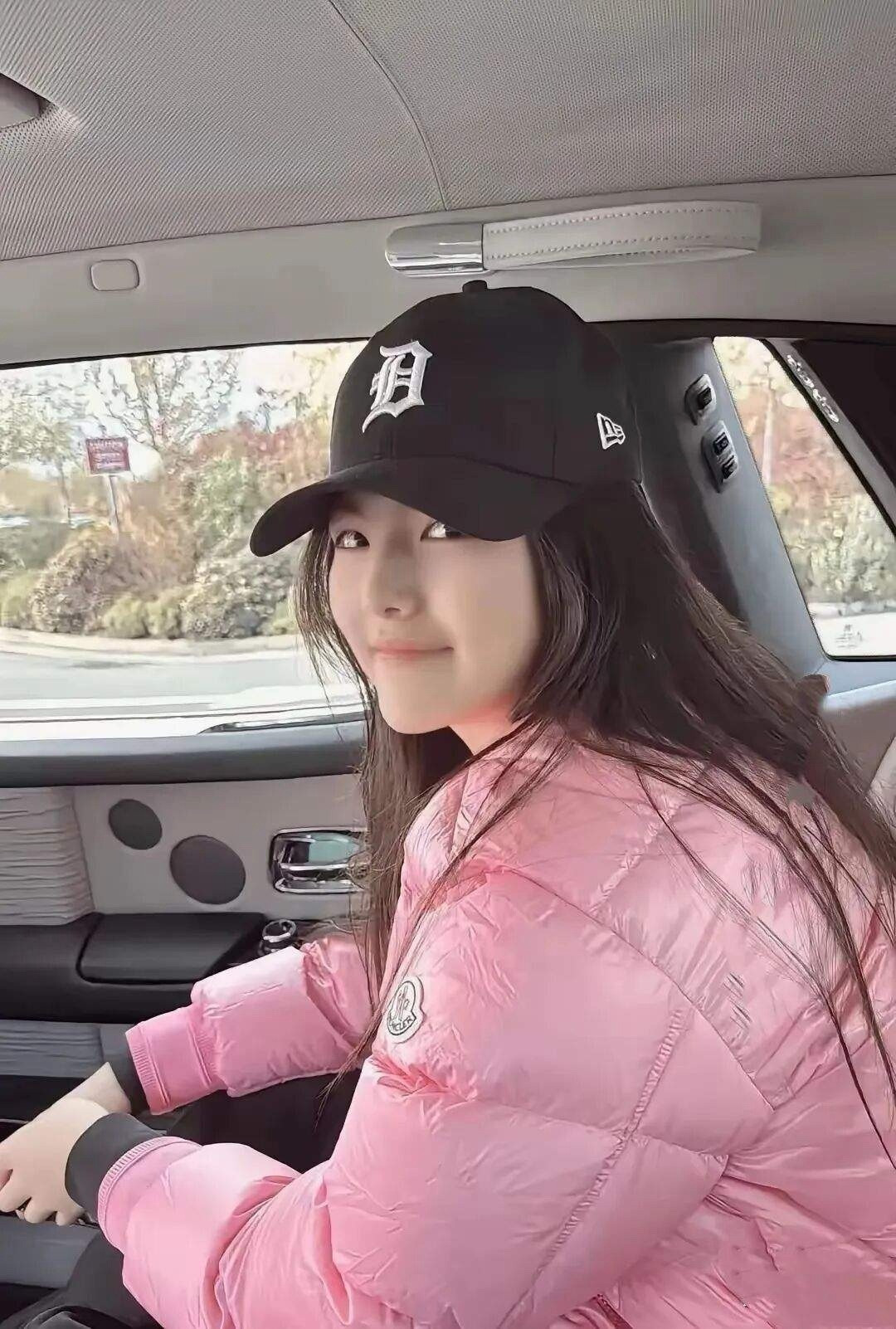16岁王诗龄喜提800w学车，坐在车内晒照，网友直呼：美惨了！
