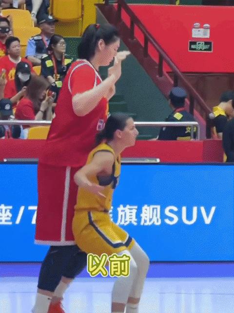 不服就上，看你有几条胳膊。半个多月以前对阵波黑：面对无理防守球员，张子宇的小眼