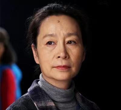 奚美娟前几天公开回应外界传她和某导演的八卦。她说拍戏结束就恢复正常生活，没必要过