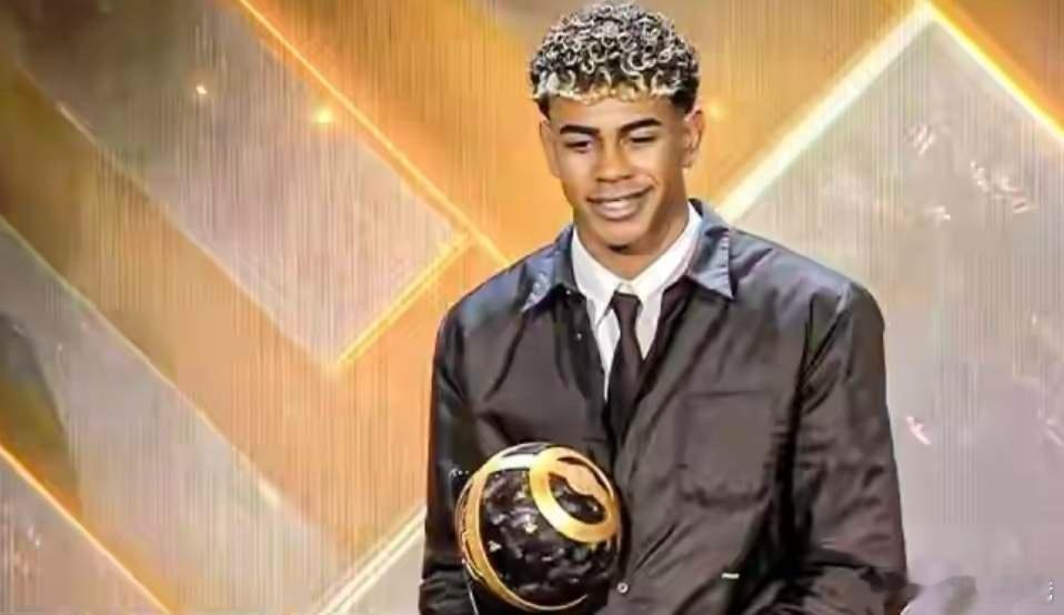 在2025环足颁奖典礼上（梅西颗粒无收），被评选为最佳前锋奖的亚马尔，发表获奖感