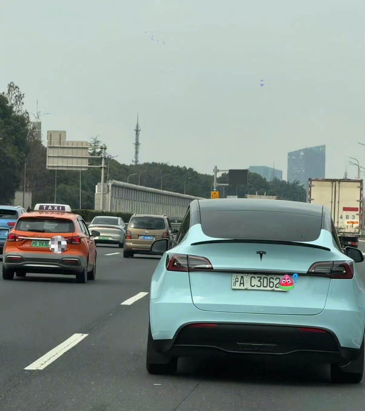 也不知道这些人是怎么想的，通过各种途径将现在的绿色渐变车牌变成白色的车牌。值得注