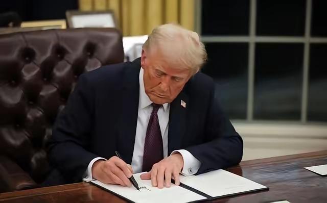 现在知道怕了？晚了！华盛顿那帮议员正用395张选票表演一场“自杀式外交”。他们叫