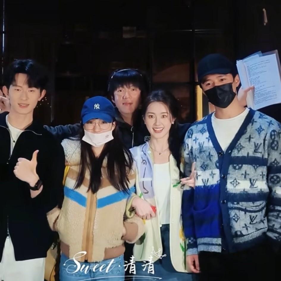 王皓祯昨天开工第一天，下飞机第一件事就是探班郭宇欣虽然身边还带着谭盐盐，但是谭