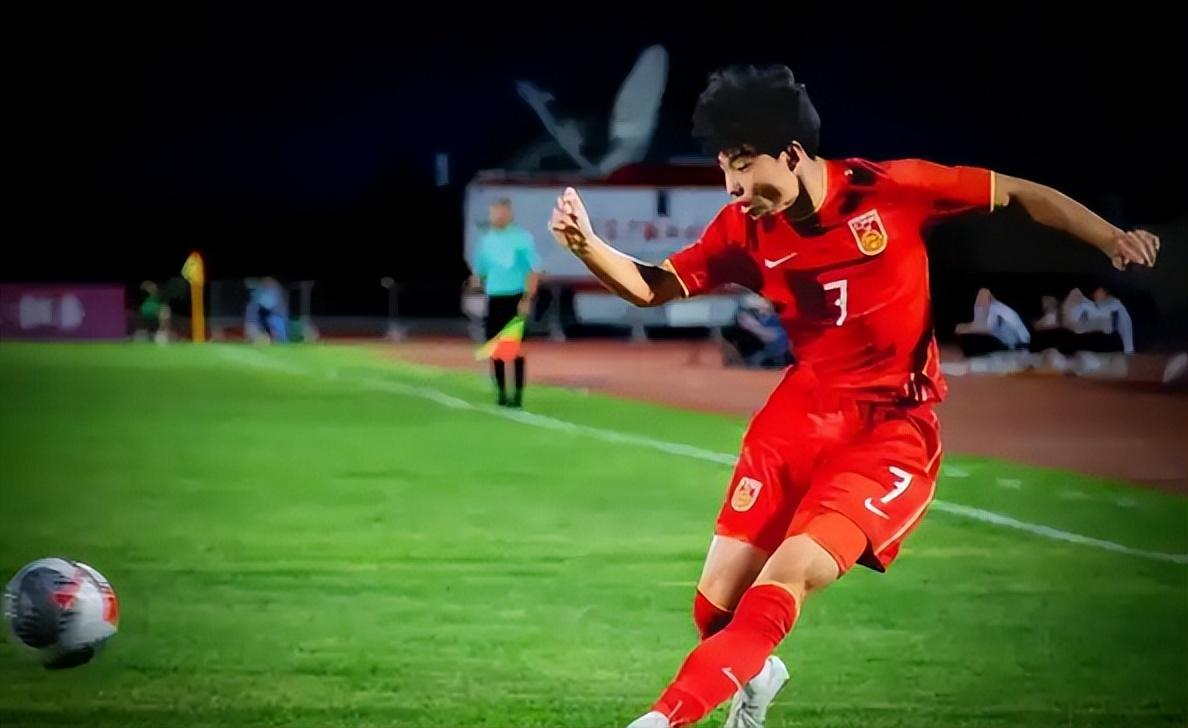 他是邵佳一首位公开夸赞的U17国足王牌，直言已甩开同一时期的我两条街了，引发热议