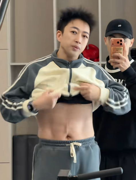 1月15日，于正对着镜头秀出自己的腹肌，却又带着一脸的不屑，嘴巴还微微撅起——整