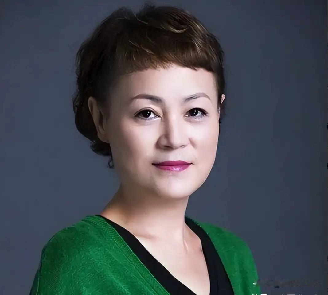 她劝宗馥莉：应该把弟弟妹妹接回家，给他们分财产。骂长公主“没教养”。在直播间