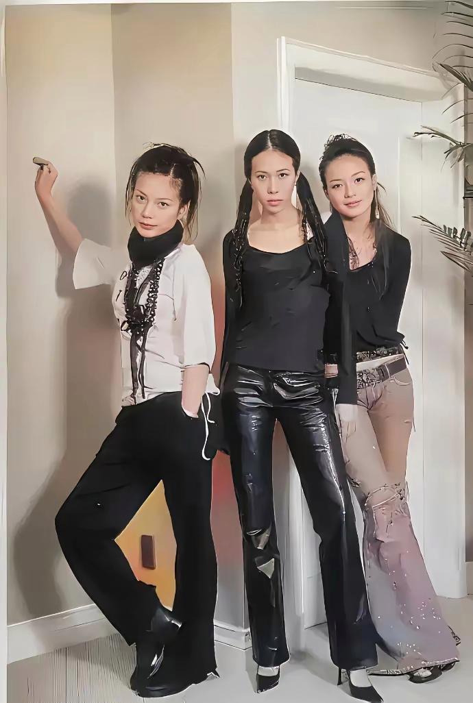 合影的时候也没想到后面会大红大紫的吧