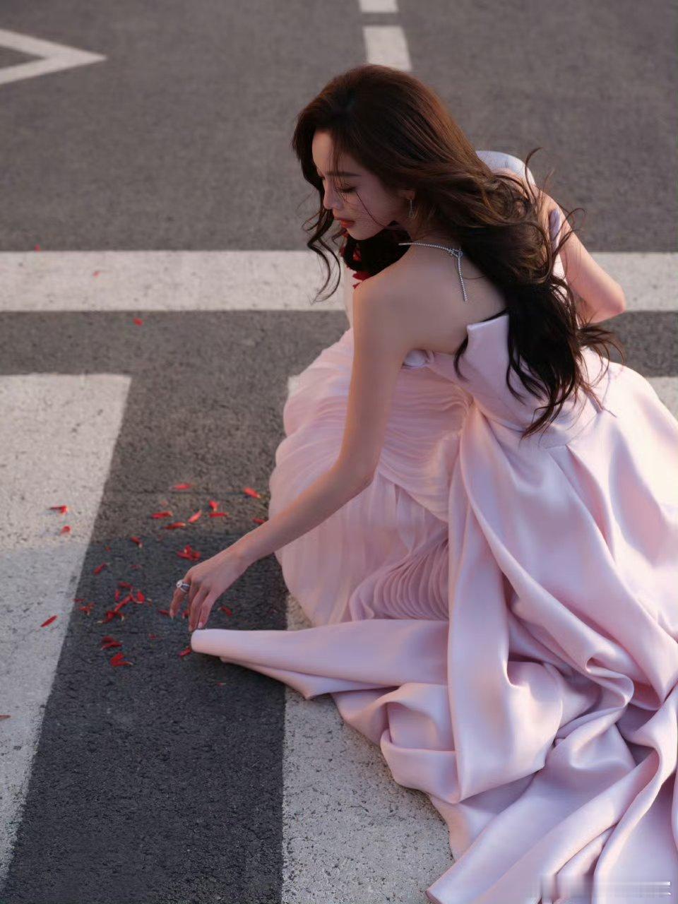 吴宣仪国剧盛典红毯造型在逃公主既视感好明媚