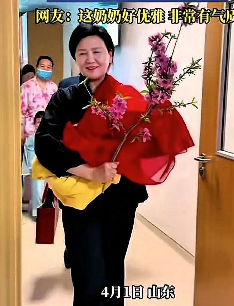 妇幼保健院里碰见一个奶奶抱孙子回家，场面美出天际，这可能是2026年年度冠军奶奶