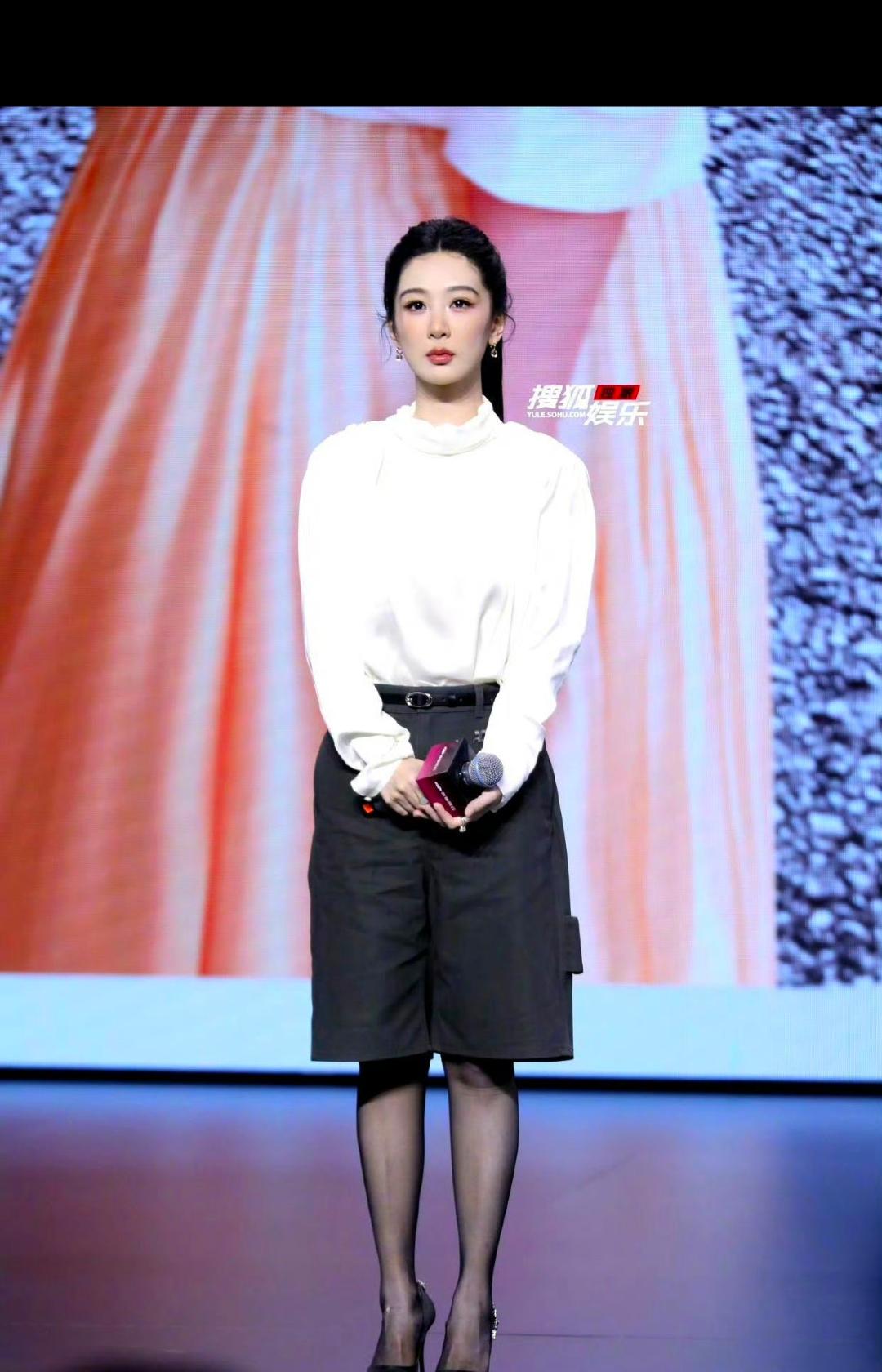 是不是得奖之后就开始放飞自我了！难道没有服装造型师吗？这穿搭简直不忍直视！