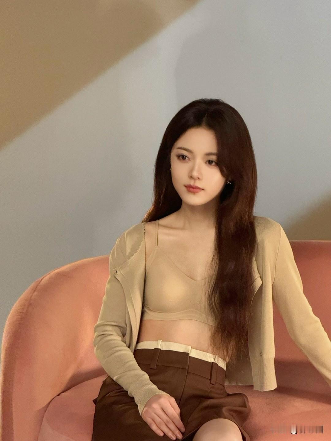 赵今麦内衣代言写真大片很美。众人皆被画面中赵今麦所展现出的独特魅力深深