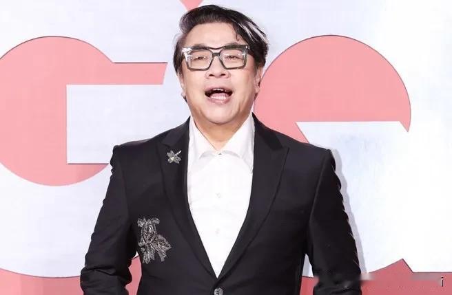 蔡康永蓝转绿？或许压根就没蓝过，岛内名嘴一句话就揭穿了他的老底～知名主持人蔡
