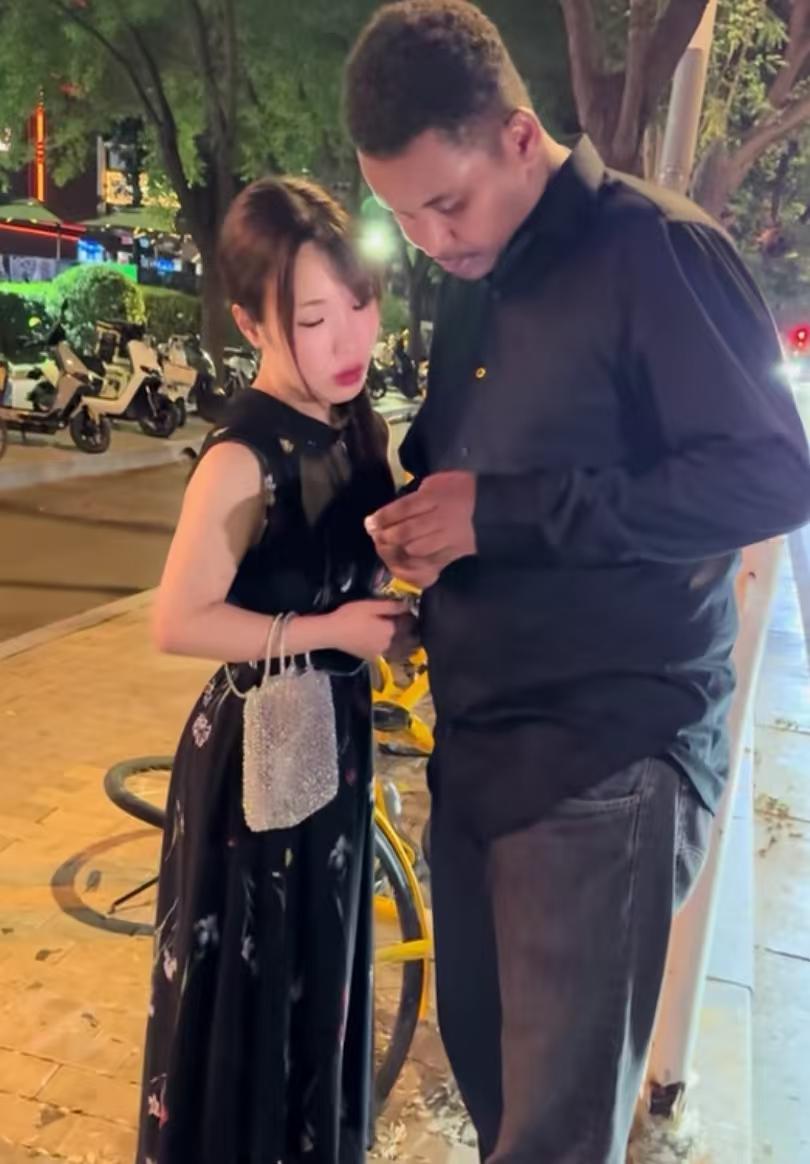 有位博主每天晚上在三里屯街头纪录男女众生相，他发现一个现象，大部分外国男生搭讪女