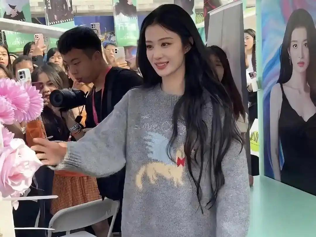 王楚然在澳门嘉年华的偶遇生图中，以天然明媚的长相和松弛灵动的状态惊艳全网，172