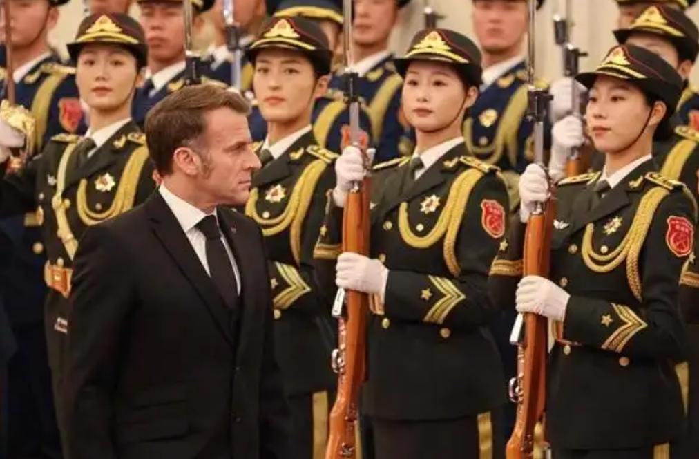 我们千万不要小看法国的实力，当马克龙的专机在12月3日降落在北京首都机场时，很多