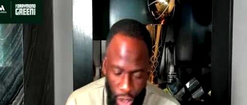 37胜45负附加赛出局，全联盟都在等金州勇士散伙。追梦格林坐在媒体席，没摔战术板，反而咧了下嘴：这感