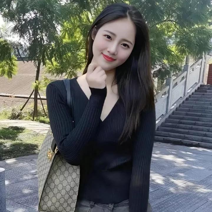 在阳光明媚的午后，漫步在绿意盎然的公园，感受自然的美好。秋日公园美景深秋里的公