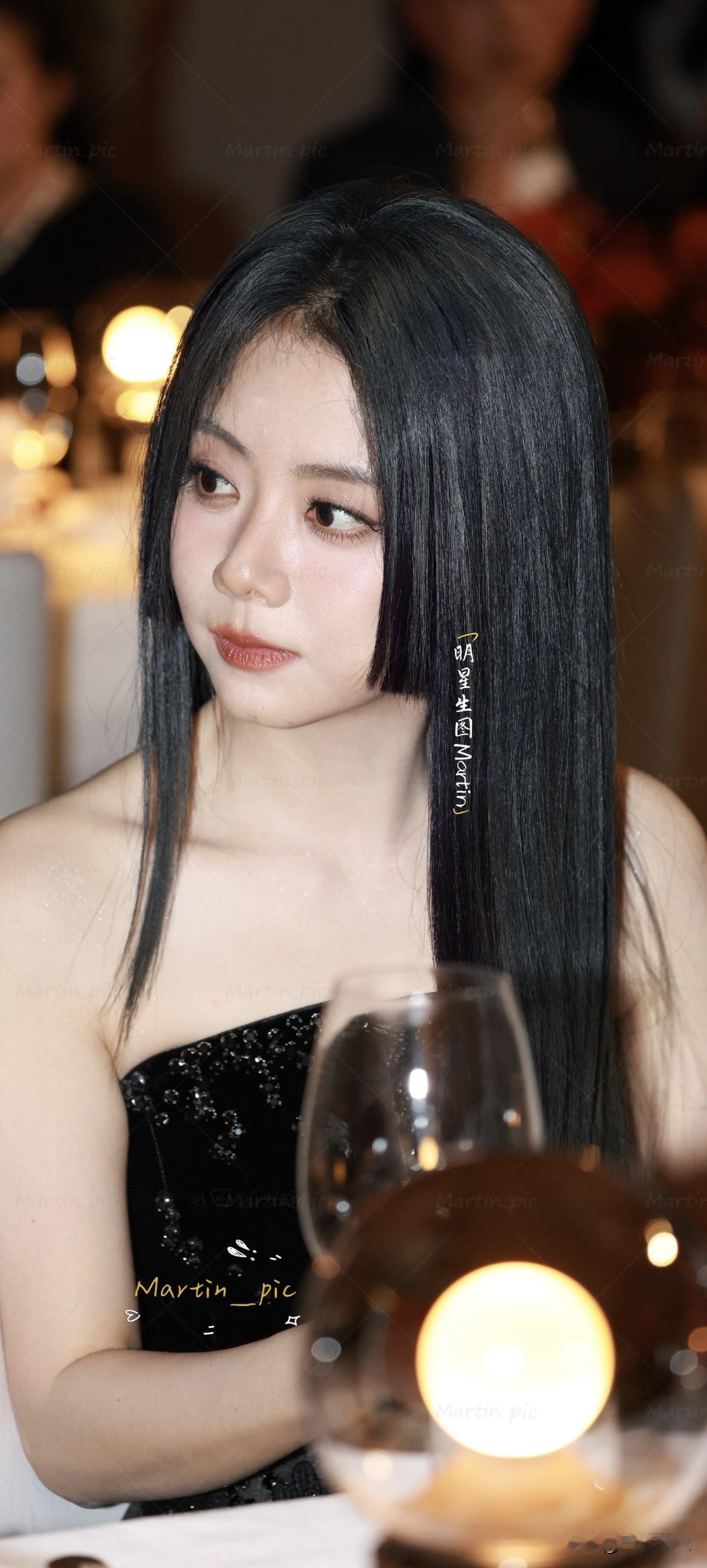 谭松韵251102Wallpaper晚宴生图掉落~怼脸生图太能打了！