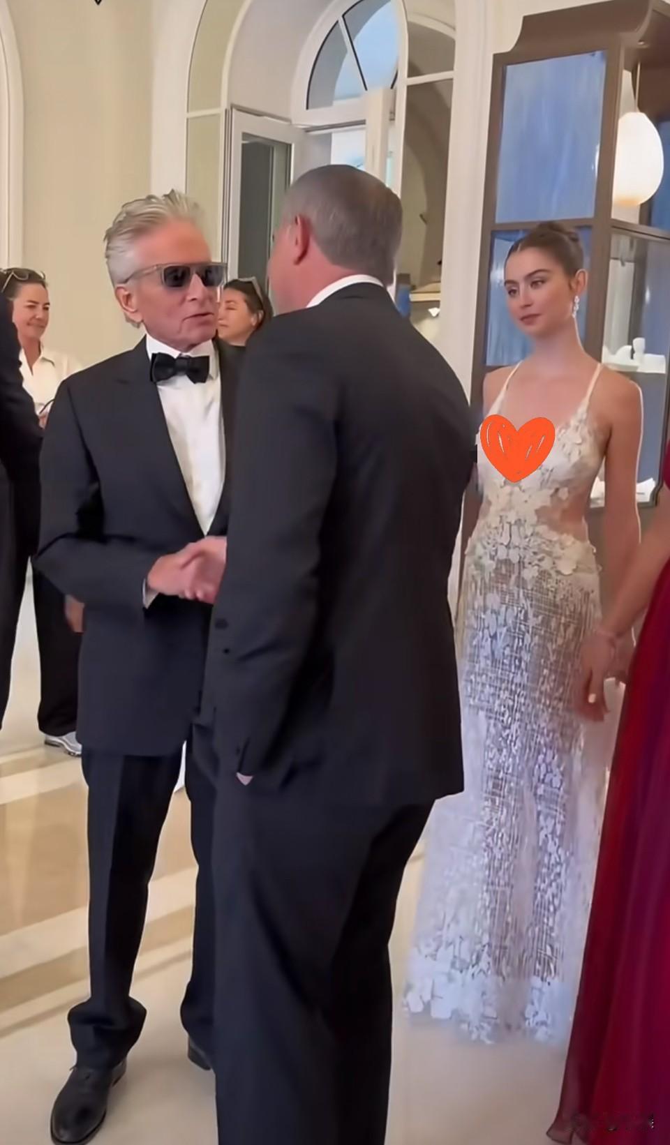 迈克尔·道格拉斯携妻女出席活动。女儿真的很漂亮，我记得他有好几个女儿，个个高挑