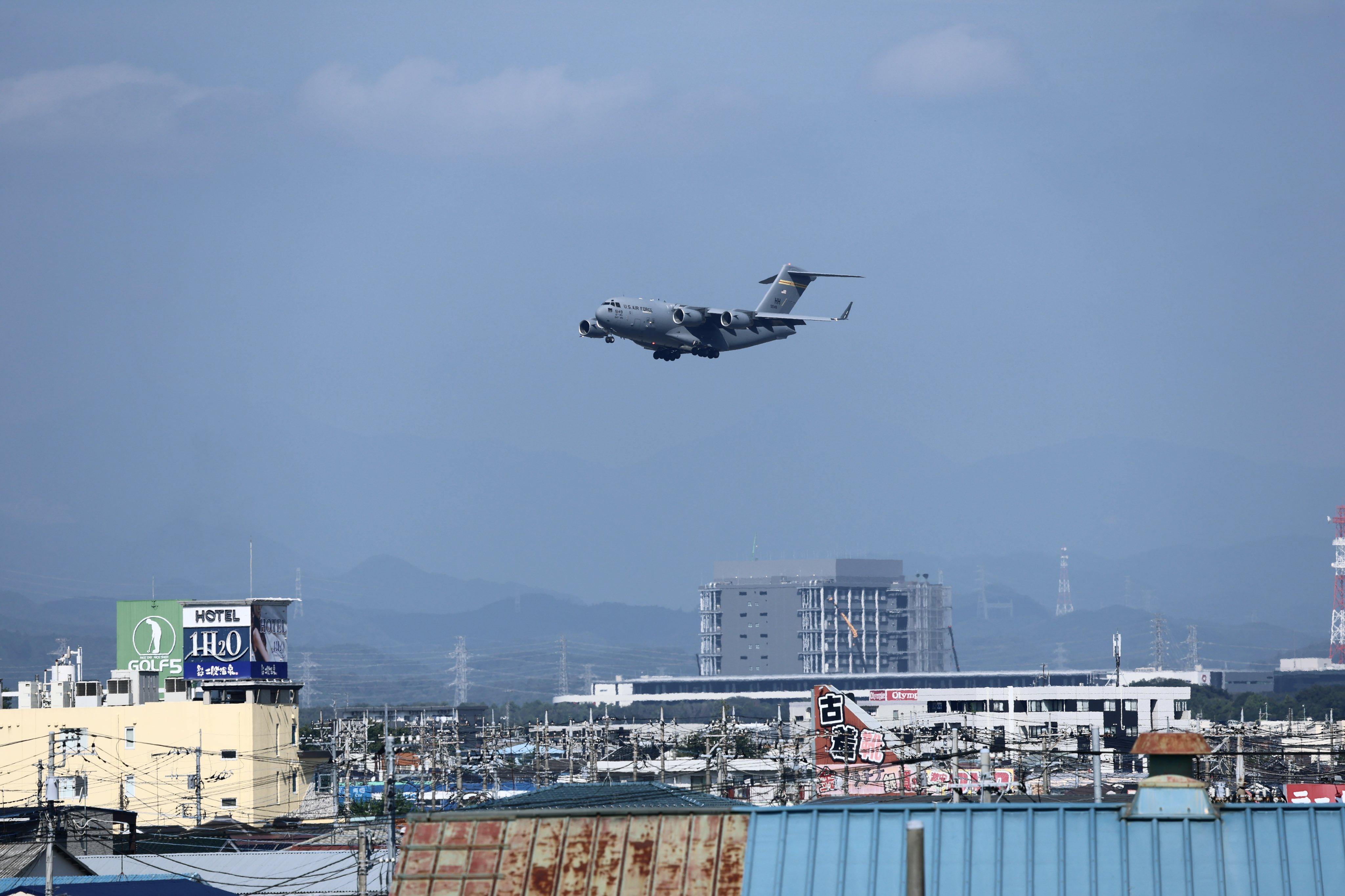 横田基地上空的C-17​​​
