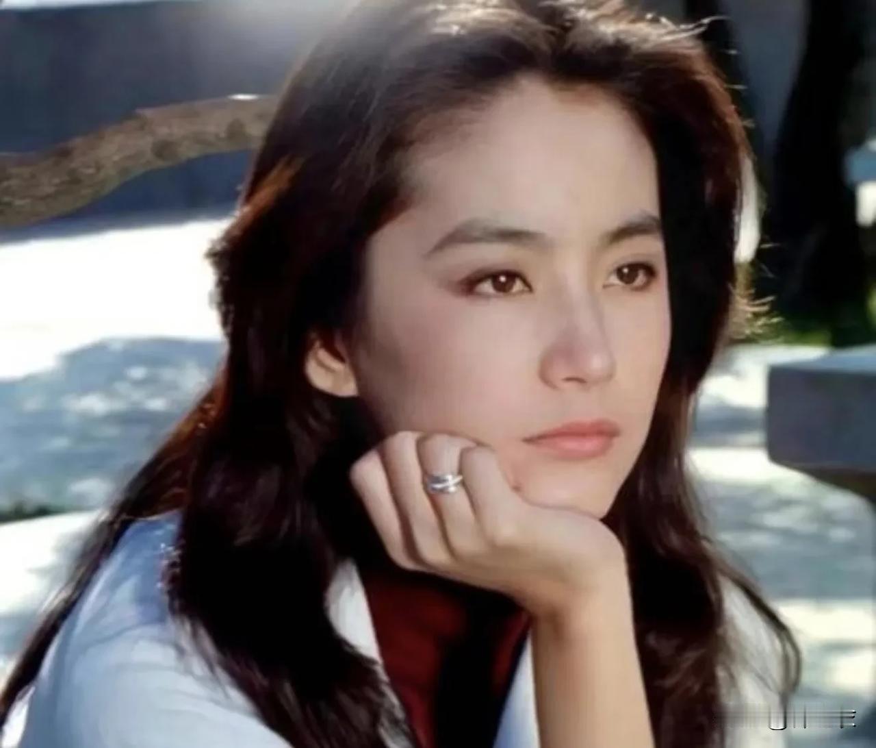 林青霞在她那个年代被追捧得无以复加还不能说明问题吗？说明当她年轻的时候，整个时代