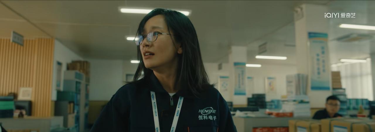 程小东被击毙前推开了弟弟，这是他全剧唯一像人的动作。贩毒赚的一百万现金堆在老薛