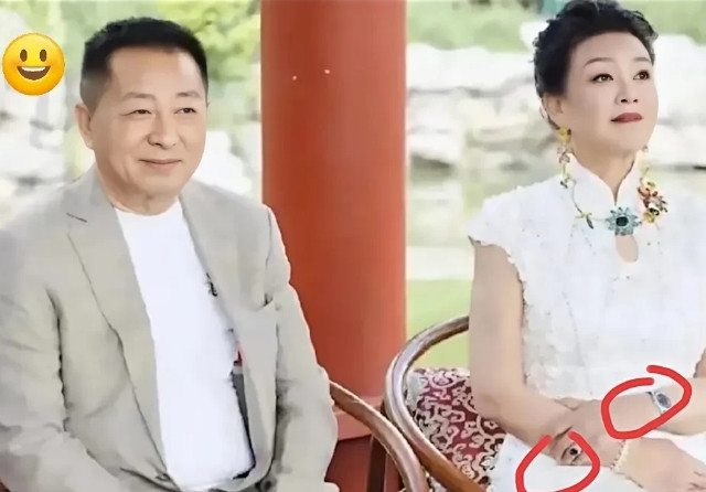 汪小菲结婚的时候，汪大爷和兰姐罕见同框。坐得笔直的兰姐，一眼都没给汪大爷，