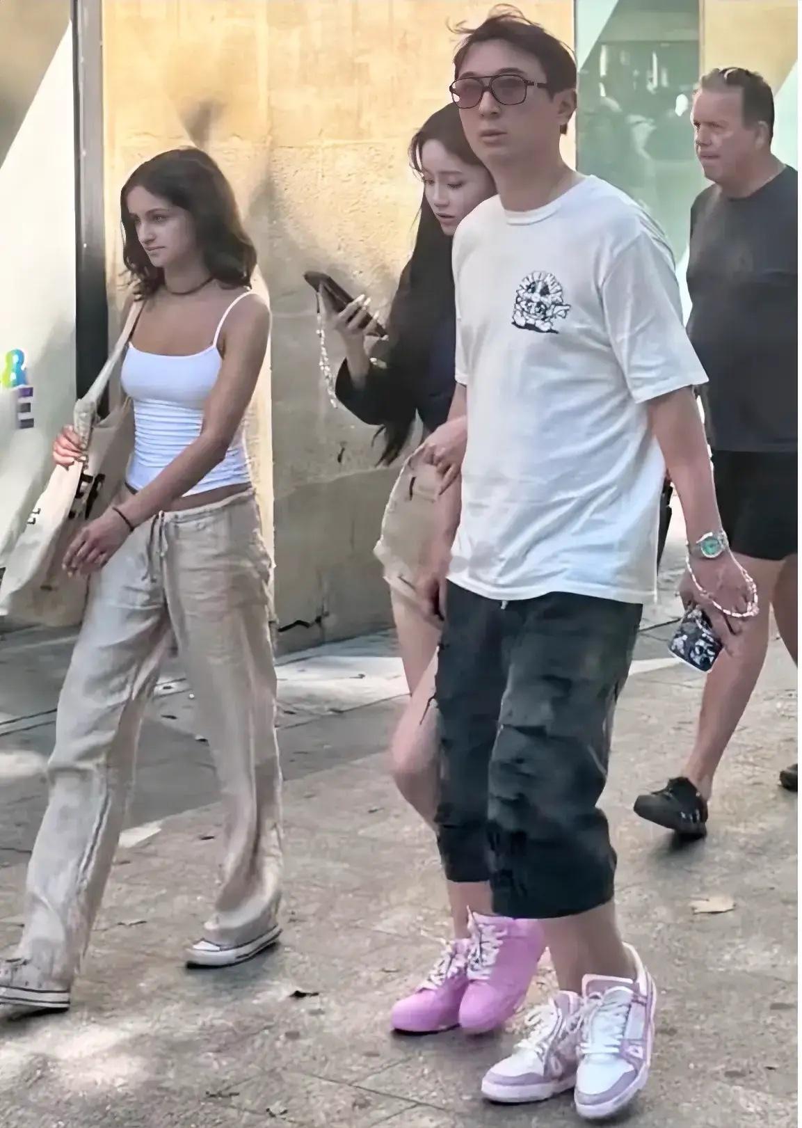 好羡慕他这一生，除了玩还是玩，从东京到巴黎，身边永远不缺美女相伴！这次连情侣鞋