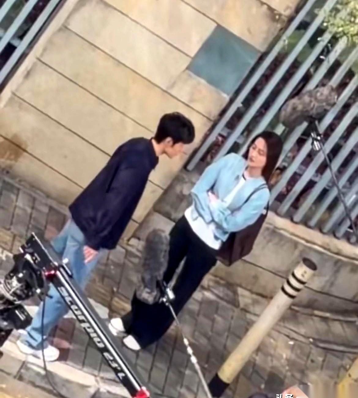 肖战新剧《小城良方》在深圳街头拍一场戏，阵仗不小。半条马路封了起来，大太阳直愣