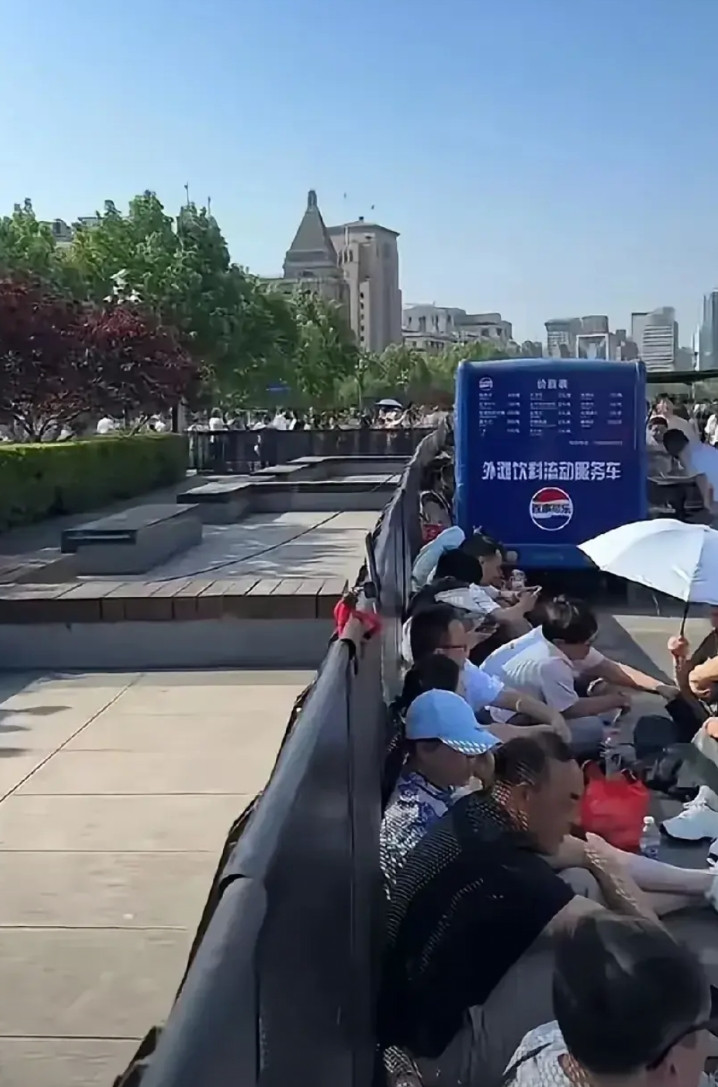 据说五一假期，上海外滩座凳被围起来了！一些游客在外滩累了，便席地而坐。管理者为