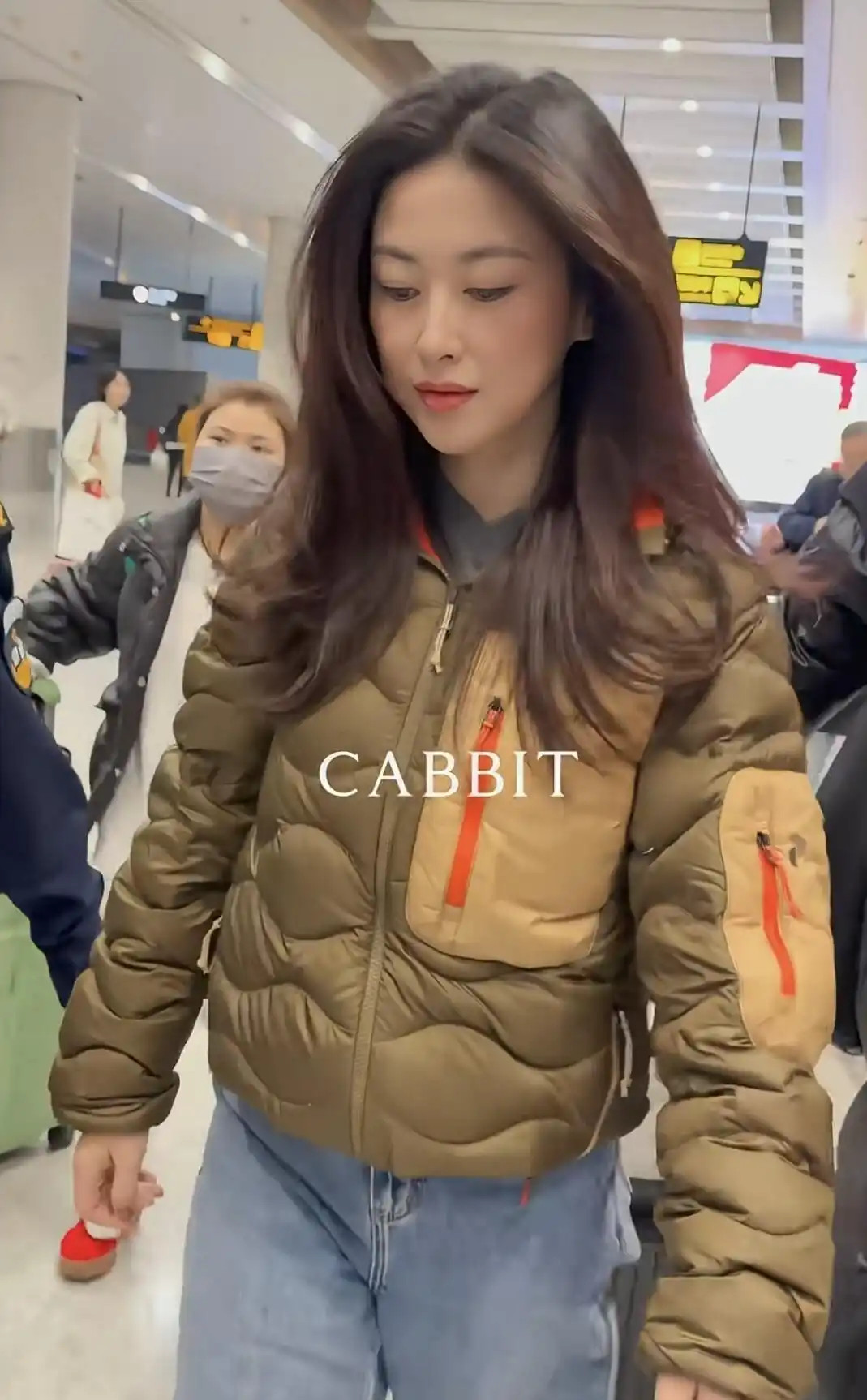 朱珠把300块的羽绒服穿出3万块效果！揭秘她“吐司穿搭法”如何让普通衣服瞬间高级