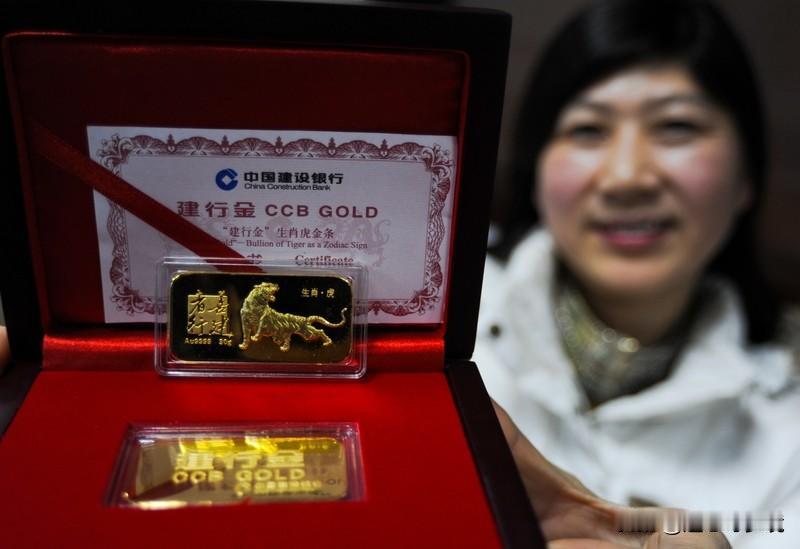 女生吃辣条中了根金条这女生运气简直爆棚！1月27日，四川绵阳的杨女士花30多元