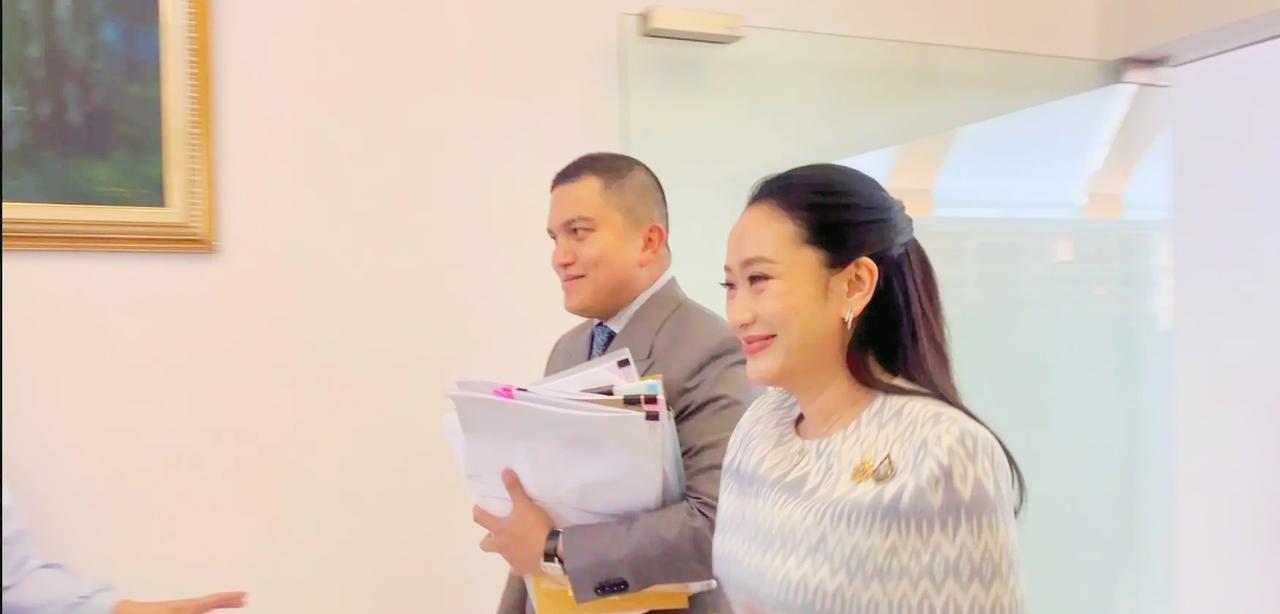在宣布完年度泰国国家艺术家评选名单的新闻发布会后，记者试图询问泰国总理兼文化部长