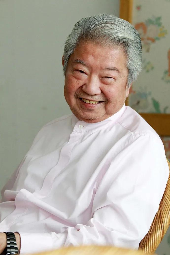 1993年，黄家驹在日本摔伤去世，蔡澜前往为他操办葬礼，记者问蔡澜:“你与黄家驹