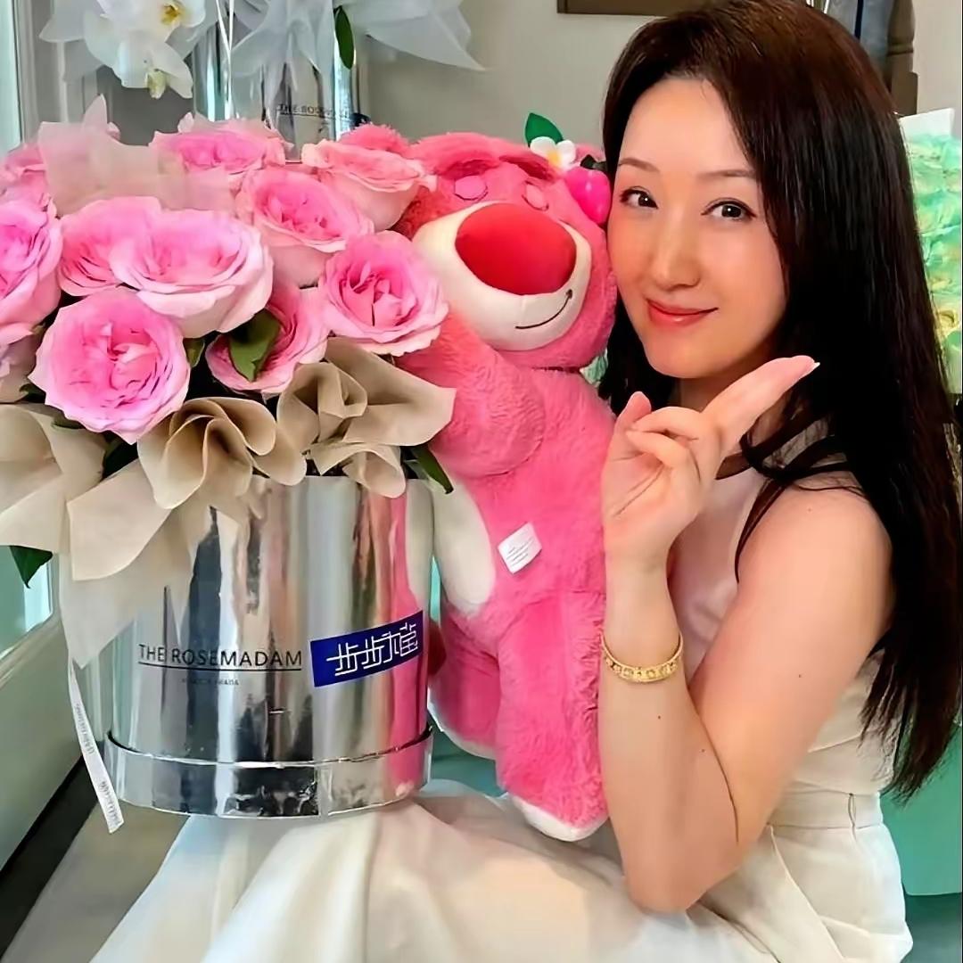 杨钰莹多通透啊！53岁在深圳住6800万的顶楼复式，每年版权费就上百万，还在天台